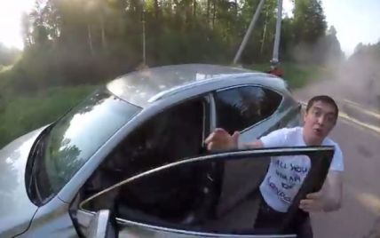П'яний кандидат у депутати від партії Путіна напав на мотоцикліста, але несподівано отримав відсіч