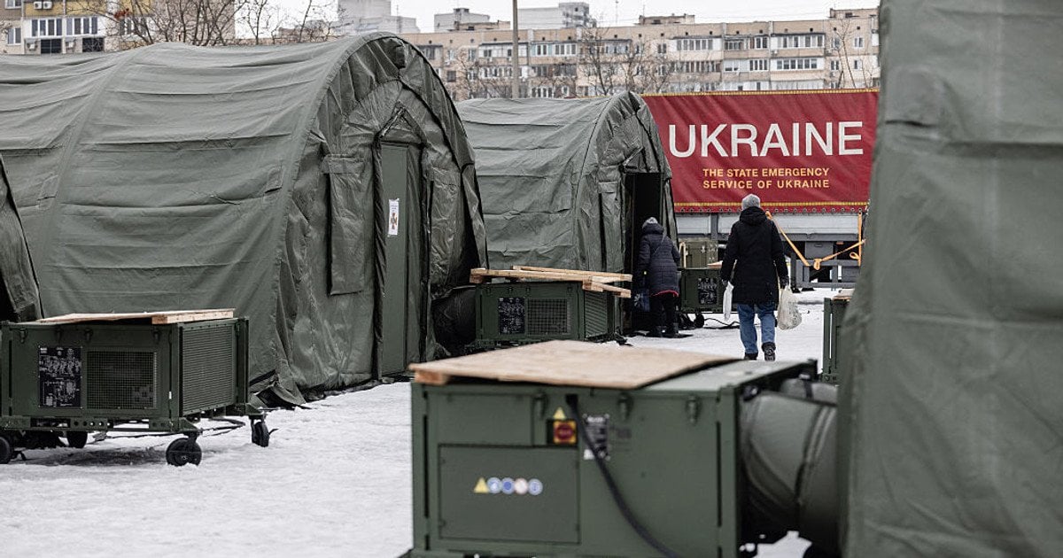 Мешканці відвідують аварійні намети на Троєщині в Києві, щоб зігрітися та отримати гарячу їжу