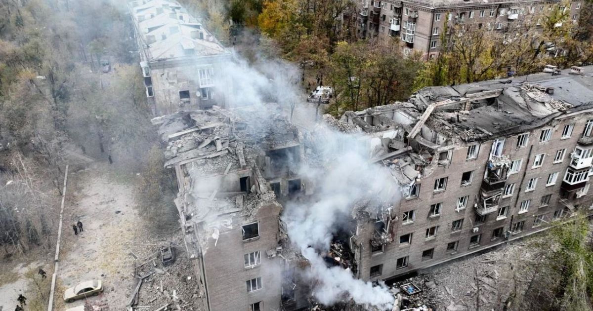 Россияне ударили баллистикой по дому в Кривом Роге: фото разрушений