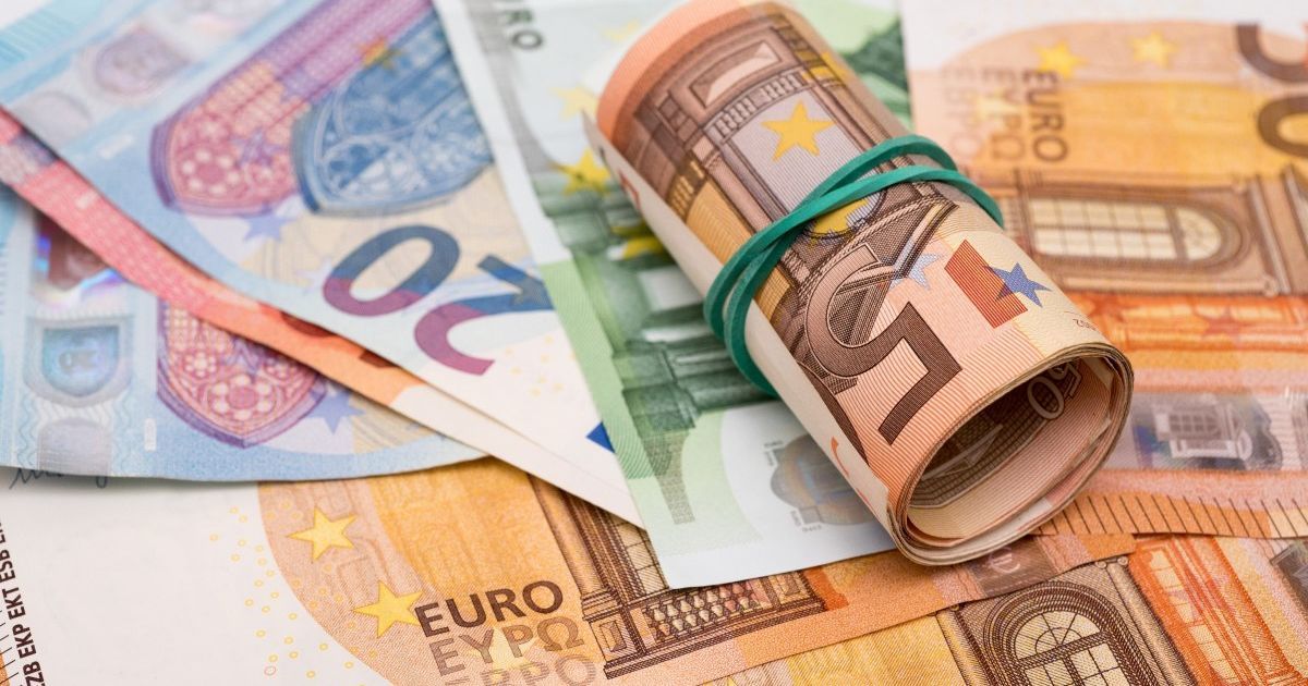 Заробитчане активно переводят деньги в Украину: сколько поступило