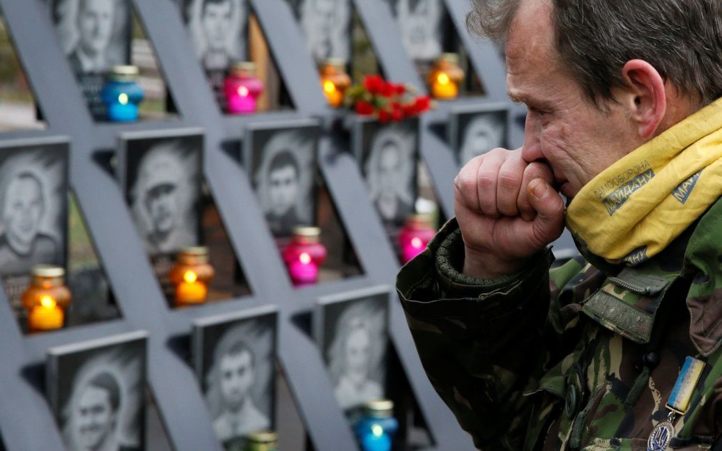 Люди вшановують пам&#039;ять героїв Небесної сотні / © Reuters