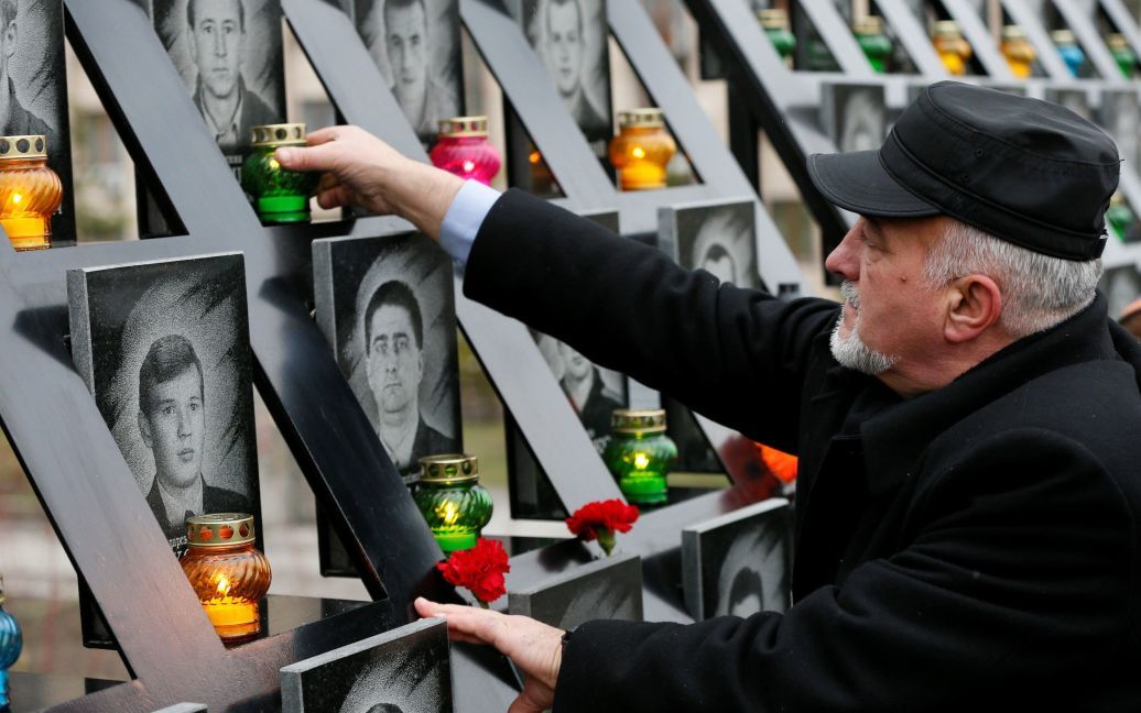 Люди чтят память героев Небесной сотни / © Reuters
