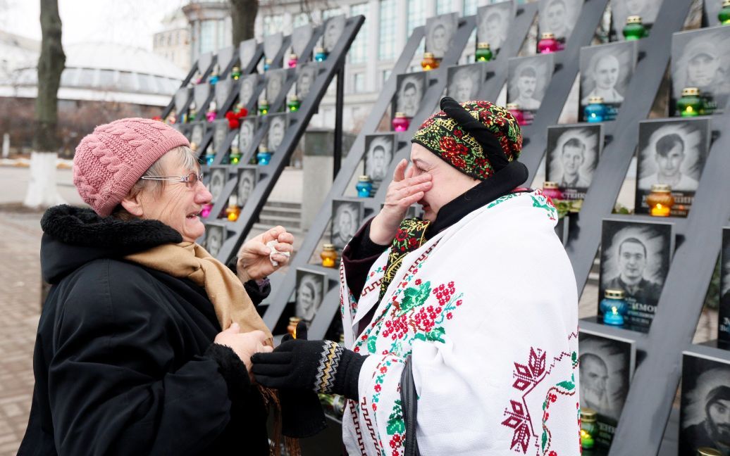 Люди вшановують пам'ять героїв Небесної сотні / © Reuters
