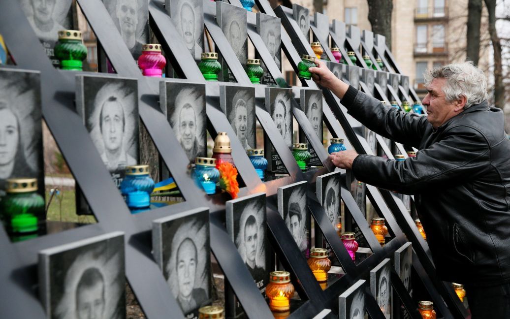 Люди вшановують пам'ять героїв Небесної сотні / © Reuters