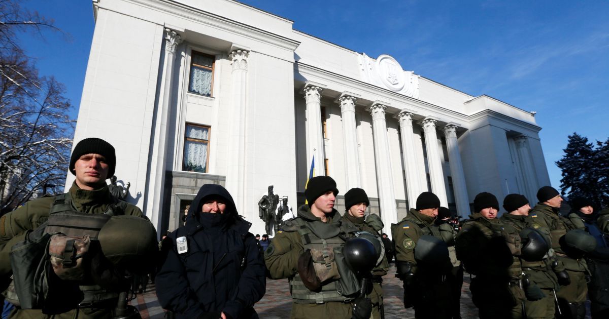 У митингующих в центре Киева обнаружили оружие