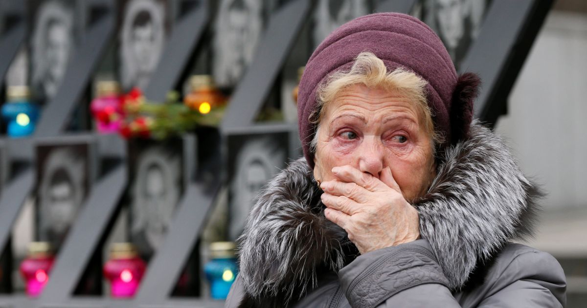 Люди чтят память героев Небесной сотни