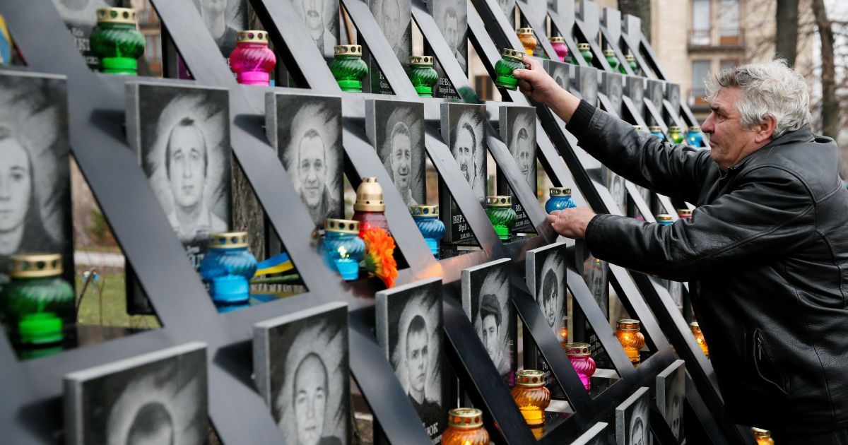 Учасники протестів під НБУ намагались влаштувати акцію під меморіалом Небесної сотні