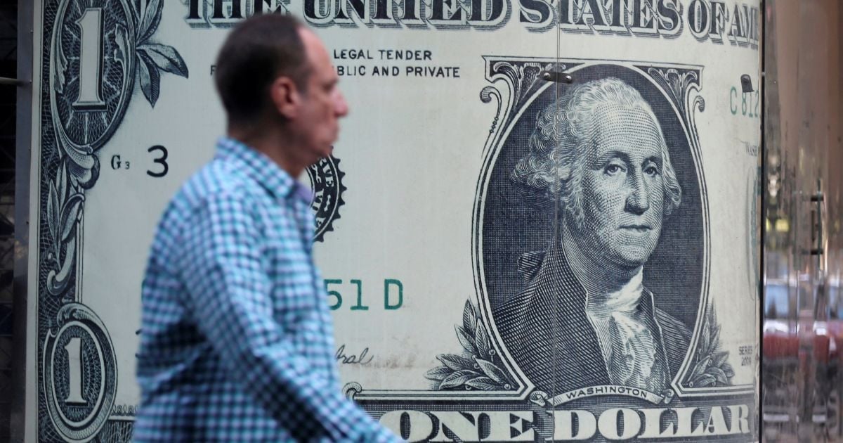 Неделя "качелей" в обменниках. Почему доллар прыгал и каким будет его курс