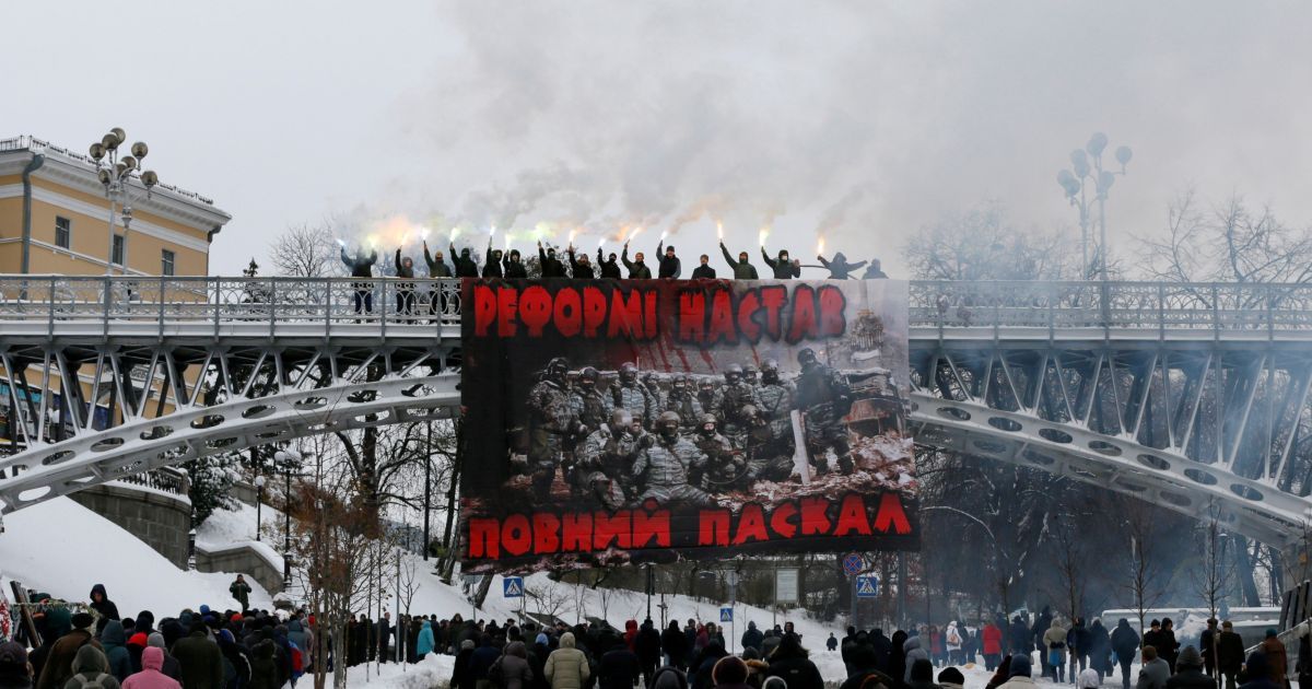 Активісти запалили факели під час акції протесту проти розширення повноважень поліції та влади. Київ, 14 листопада