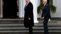 Обраний президент США Дональд Трамп і обраний віце-президент Майк Пенс стоять біля входу в гольф-клуб, де відбувалися таємні "кадрові" зустрічі