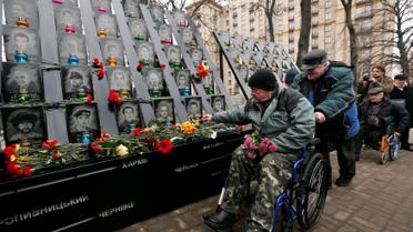 Люди вшановують пам'ять героїв Небесної сотні / © Reuters