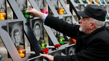 Люди вшановують пам'ять героїв Небесної сотні / © Reuters