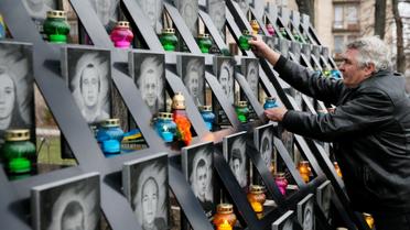 Люди вшановують пам'ять героїв Небесної сотні / © Reuters