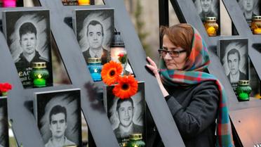 Люди вшановують пам'ять героїв Небесної сотні / © Reuters