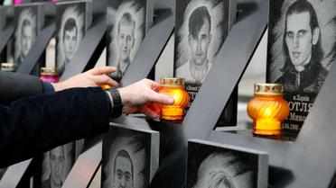 Люди вшановують пам'ять героїв Небесної сотні / © Reuters