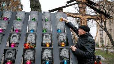 Люди вшановують пам'ять героїв Небесної сотні / © Reuters