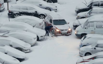 Перший іспит зими: комунальники Києва впоралися зі снігом і чекають на ожеледь