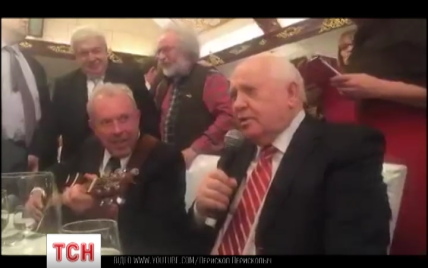 В 85-й день рождения экс-президент СССР Горбачев запел на украинском