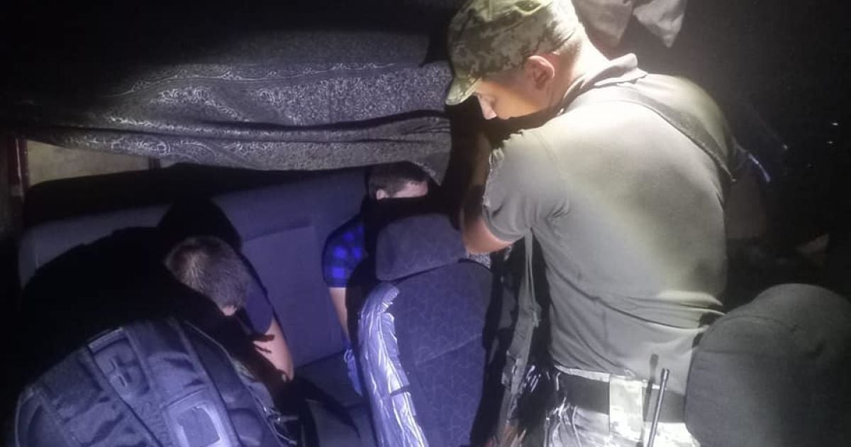 Двое закарпатцев на границе спрятались за шторкой в бусе, чтобы попасть в Словакию: фото