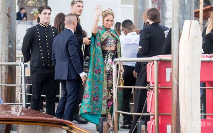 Забыла снять бирку: с Дженнифер Лопес произошел конфуз на показе Dolce & Gabbana