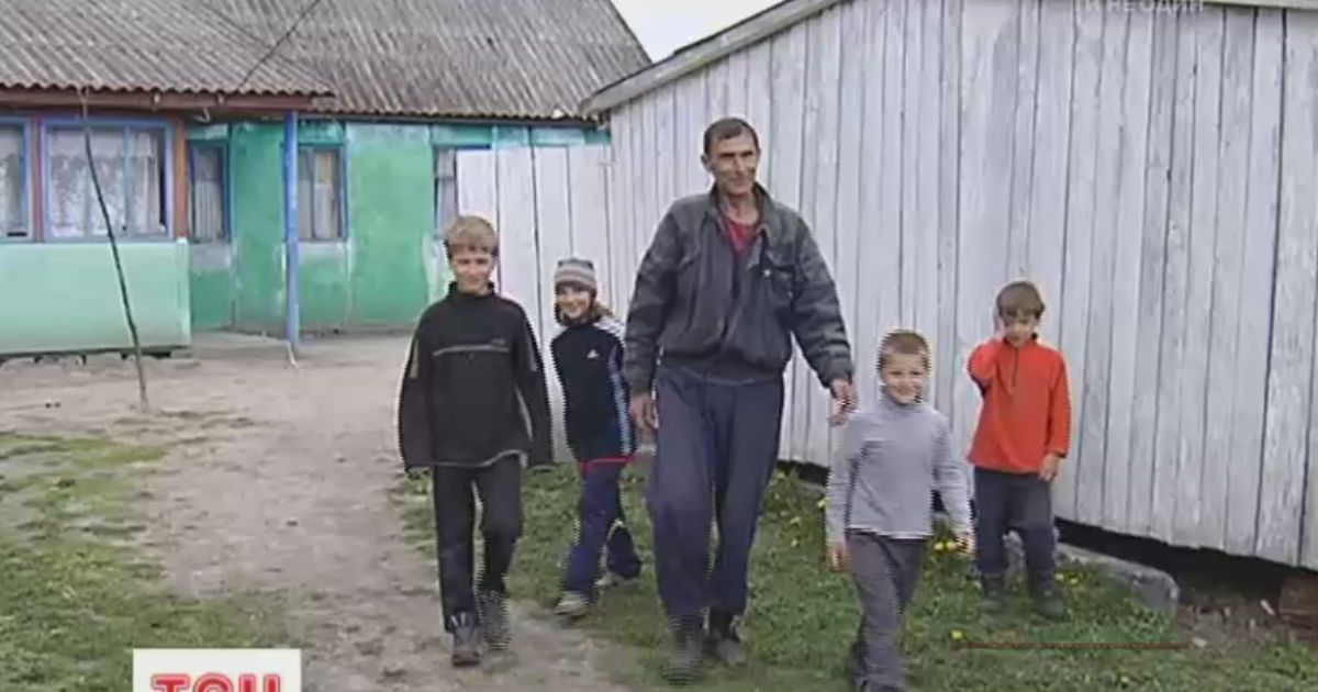 Отец 4 детей, которых он воспитывал 6 лет в лесу, мечтает подарить им хорошее будущее