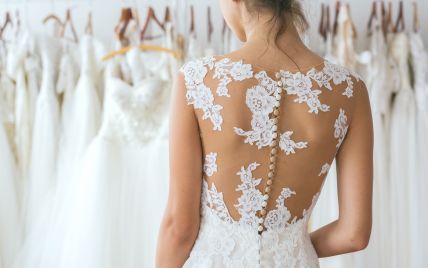 Винахідливо: наречена вигадала спосіб, щоб дізнатися, який матиме вигляд у своїй весільній сукні