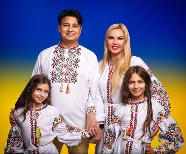 Камалія з ексчоловіком та доньками / © instagram.com/kamaliyaofficial