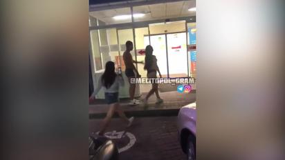 У Мелітополі молоді люди прийшли до супермаркету в самій білизні