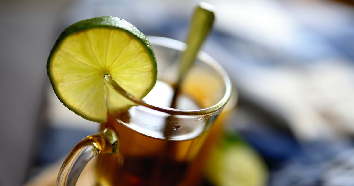 У Львівській області чоловік через лимон вилив в обличчя продавчині гарячий чай