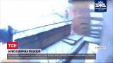 Новини України: у Кременчуці патрульний на льоту спіймав чоловіка, який намагався вискочити з вікна