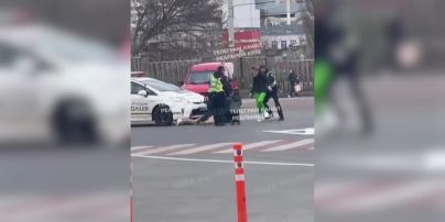 У Києві біля вокзалу поліція жорстко затримала п’яних батьків на очах малолітньої дитини