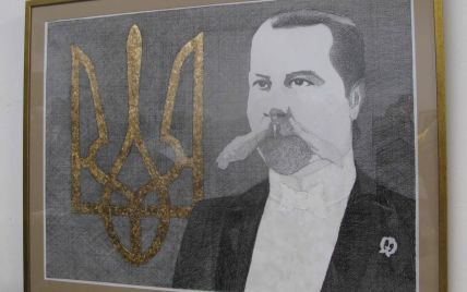 В Прилуках неизвестные испортили мемориальный знак националисту Михновскому