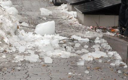 У Львові на жінку впала снігова брила: її ушпиталили зі струсом мозку