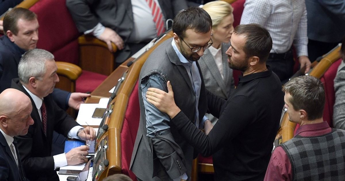 Сергій Лещенко із порваним піджаком
