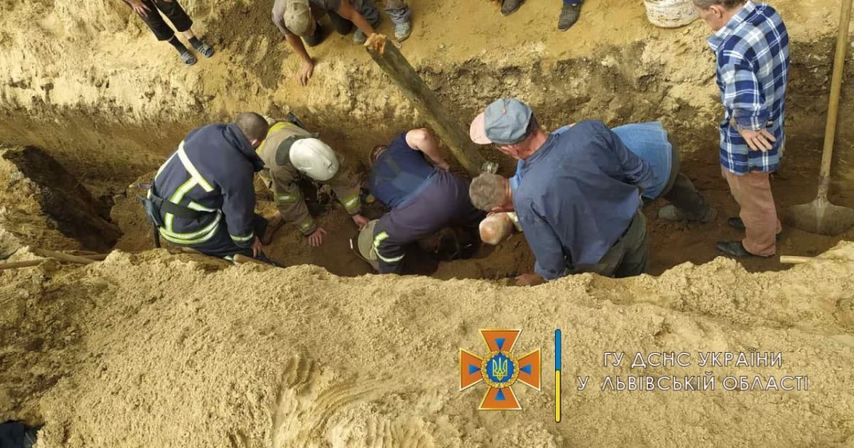 Во Львовской области мужчину засыпало землей