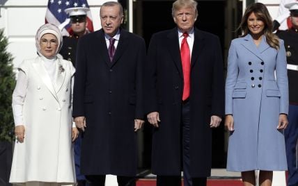 У волошковому пальті і на шпильках: елегантна Меланія Трамп на зустрічі у Білому домі