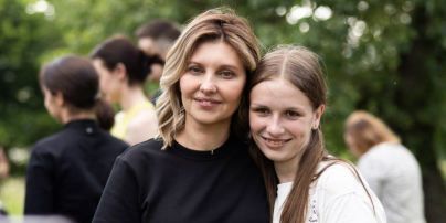 У базовій футболці і широких джинсах: Олена Зеленська постріляла з рогатки