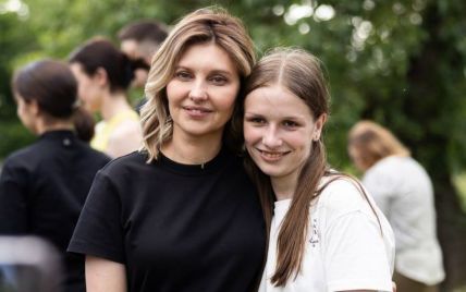 У базовій футболці і широких джинсах: Олена Зеленська постріляла з рогатки