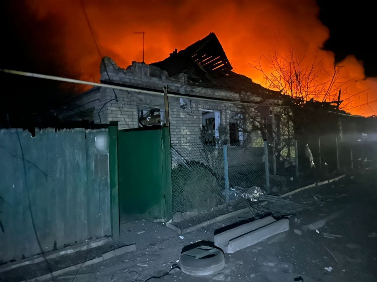 Bійcькa PФ oбcтpіляли paкeтaми C-300 Ceлидoвe внoчі пpoти 19 бepeзня. Фoтo: Ceлидівcькa МBA. / © 