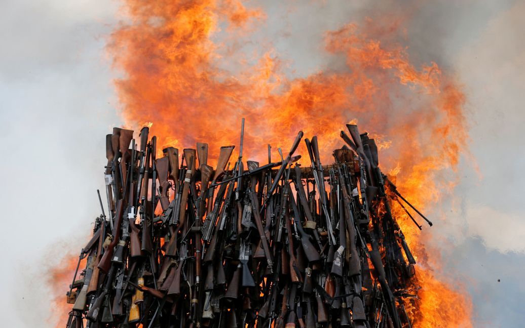 5250 единиц нелегального огнестрельного оружия, изъятого во время различных операций, горят в горах недалеко от столицы Кении Найроби. / © Reuters