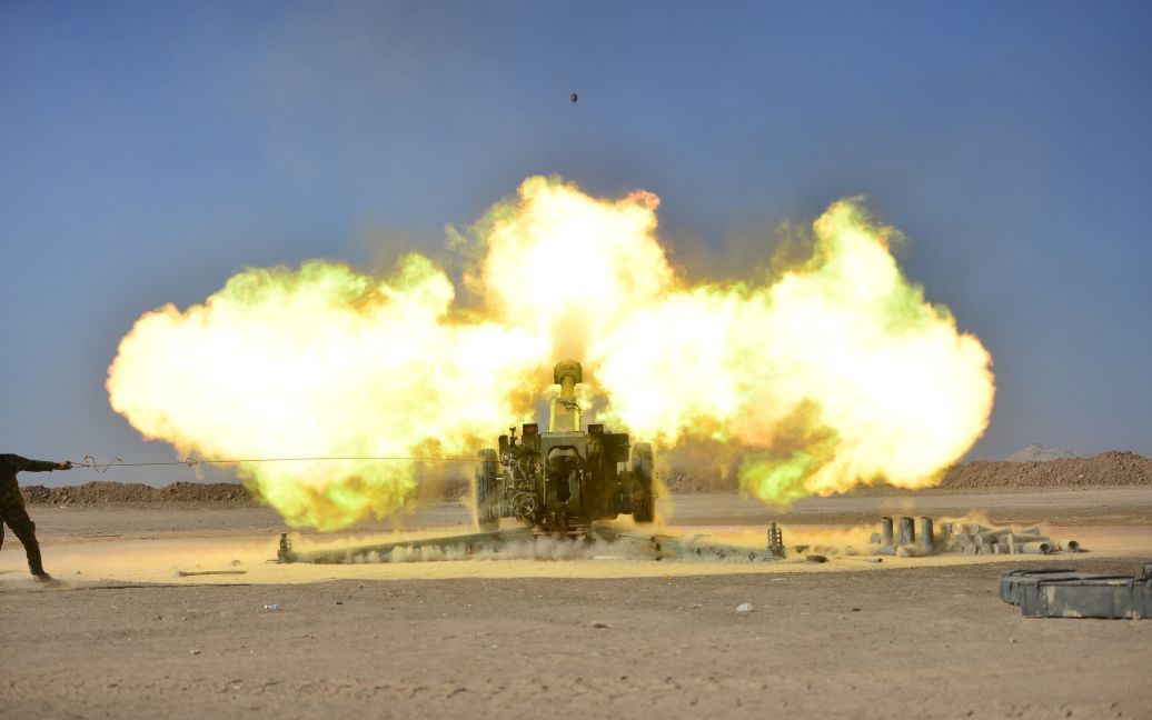 Шиїтські бійці ведуть артилерійський вогонь артилерії в бік бойовиків &ldquo;ІД&rdquo; під час бою на околиці Таль-Афар на захід від Мосула, Ірак. / © Reuters