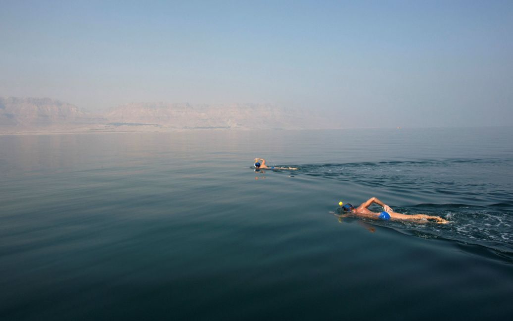 Экологические активисты принимают участие в заплыве в Мертвом море, чтобы привлечь внимание к экологическим угрозам, с которыми сталкивается это море. / © Reuters