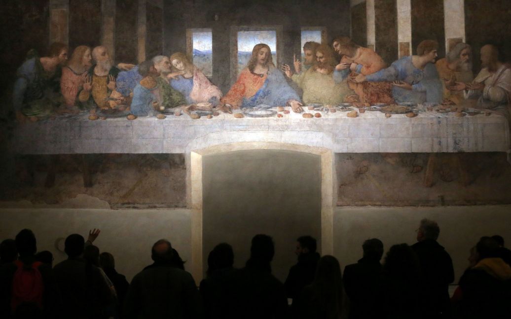 Відвідувачі дивляться на шедевр Леонардо да Вінчі  "Таємна вечеря" на стіні церкви Санта-Марія делле Граціє в Мілані, Італія. / © Reuters