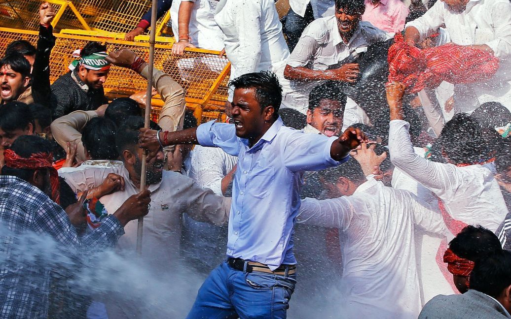 Поліція застосовує водомети для розгону активістів молодіжного крила головної опозиційної партії Конгресу Індії під час акції протесту проти рішення уряду про виведення з обігу банкнот номіналом 500 і 1000 індійських рупій у Нью-Делі, Індія. / © Reuters