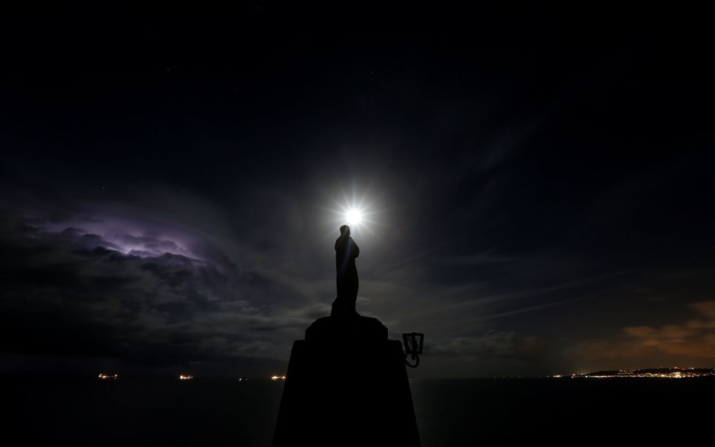 Статуя Мадонны с видом на море на фоне Суперлуне на севере Мальты. / © Reuters