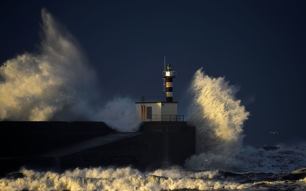 Величезні хвилі б&rsquo;ють по набережній Сан-Естебан-де-Правіа в північній іспанській провінції Астурія. / © Reuters