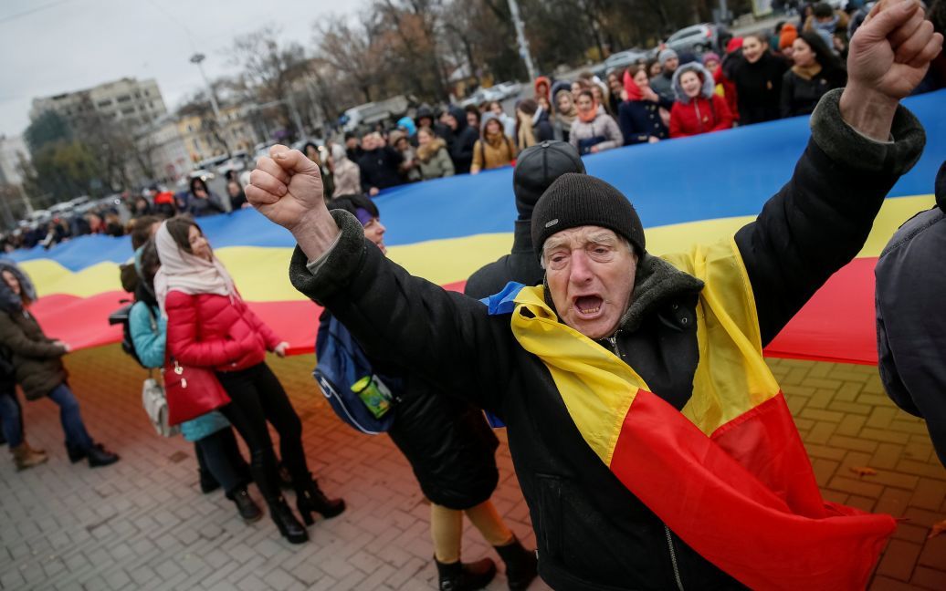 Люди принимают участие в митинге против новоизбранного президента Молдовы Игоря Додона в Кишиневе. / © Reuters
