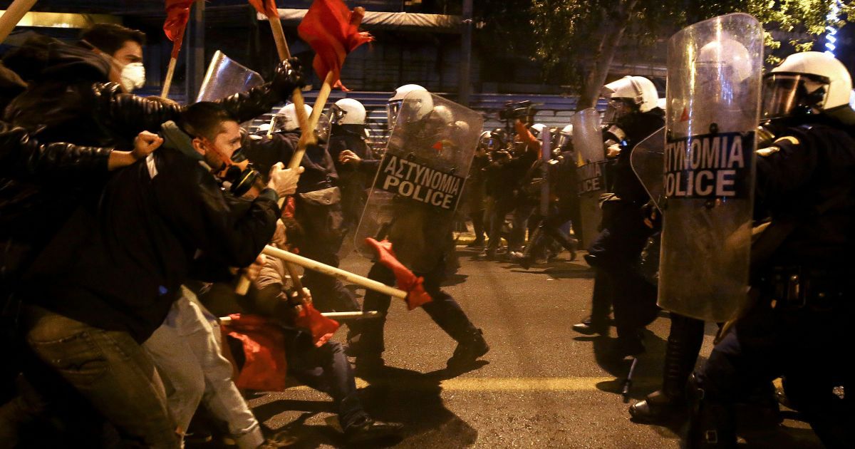 В Афинах полиция со слезоточивым газом и световыми гранатами разогнала противников Обамы