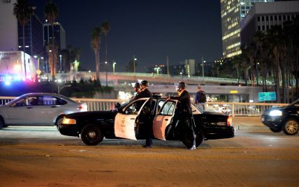 В США полицейского застрелили в машине во время выписывания штрафа
