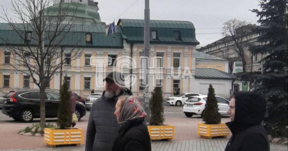 Представники комісії розбирають купи безладу і свідчення причетності колишніх лаврських мешканців до московської церкви.